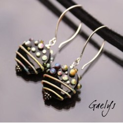 Célime - Boucle d'oreille galet motif stringer et picots montage argent - noir / multicolor