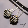 Célime - Boucle d'oreille galet motif stringer et picots montage argent - noir / multicolor