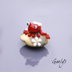 Babette - petite grenouille rouge sur perle ivoire - pâquerettes  - Animaux de verre