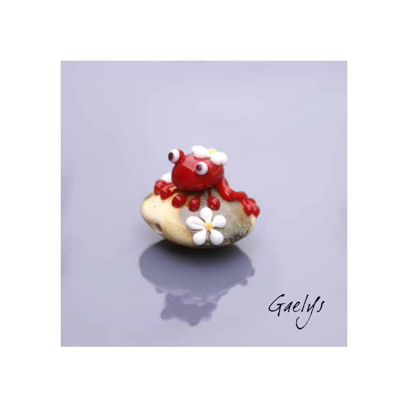 Babette - petite grenouille rouge sur perle ivoire - pâquerettes  - Animaux de verre