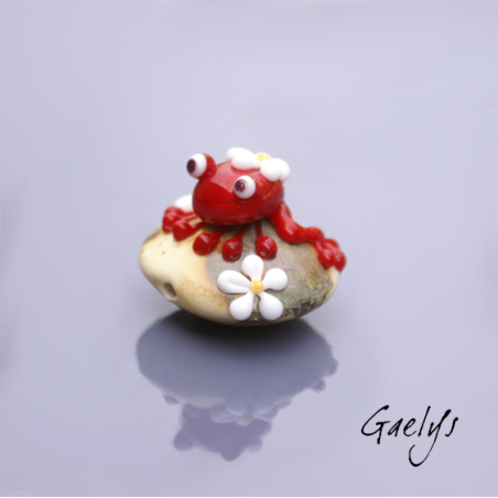 Babette - petite grenouille rouge sur perle ivoire - pâquerettes  - Animaux de verre