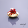 Babette - petite grenouille rouge sur perle ivoire - pâquerettes  - Animaux de verre