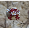 Babette - petite grenouille rouge sur perle ivoire - pâquerettes  - Animaux de verre