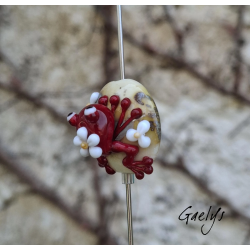 Babette - petite grenouille rouge sur perle ivoire - pâquerettes  - Animaux de verre