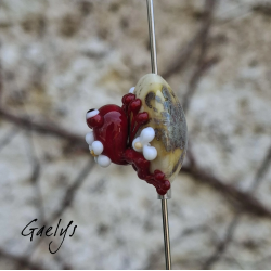 Babette - petite grenouille rouge sur perle ivoire - pâquerettes  - Animaux de verre