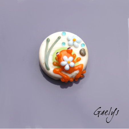 Saly - petite grenouille orange sur perle ivoire - fleurettes - Animaux de verre