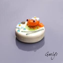Saly - petite grenouille orange sur perle ivoire - fleurettes - Animaux de verre