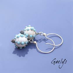Snowie - boucles d'oreille ivoire / point céladon clair - perle boule à picots - oursin