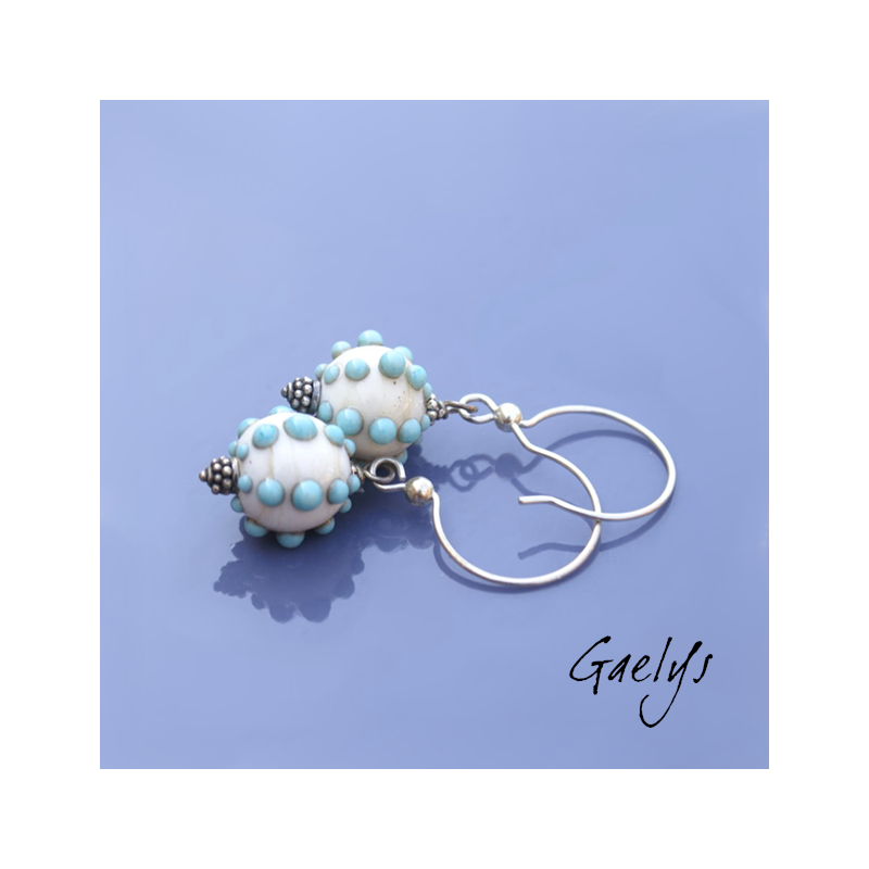Snowie - boucles d'oreille ivoire / point céladon clair - perle boule à picots - oursin