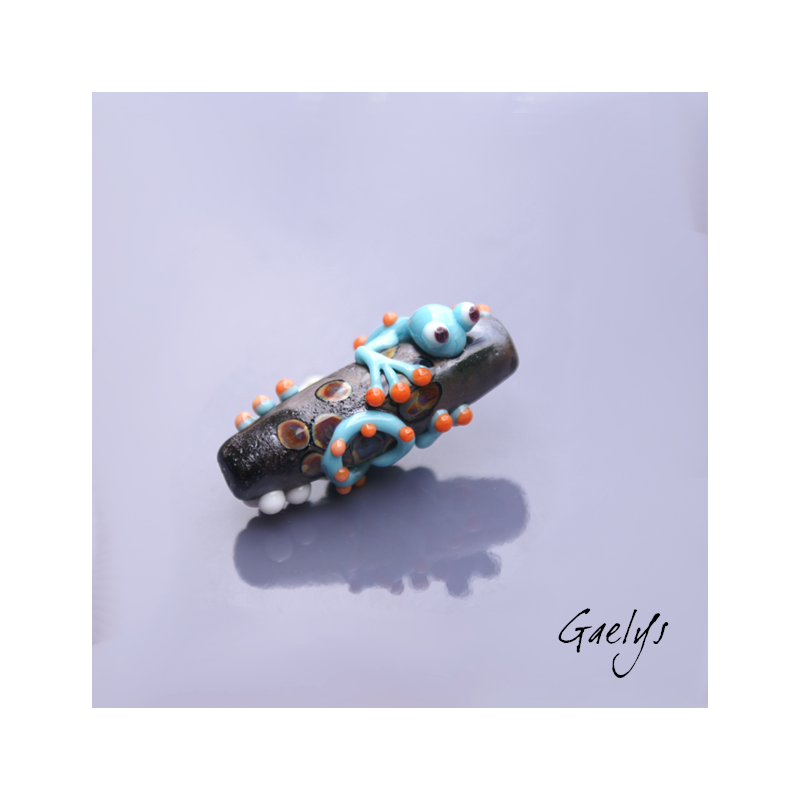 Garette - Salamandre bleue turquoise sur perle noir lave (légerement métalisé / brut) - fleurettes - Animaux de verre