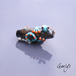 Garette - Salamandre bleue turquoise sur perle noir lave (légerement métalisé / brut) - fleurettes - Animaux de verre