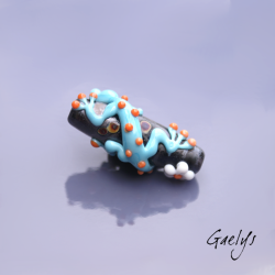 Garette - Salamandre bleue turquoise sur perle noir lave (légerement métalisé / brut) - fleurettes - Animaux de verre