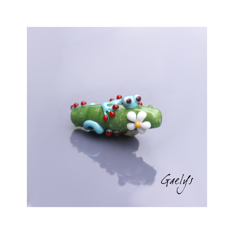 Pilou - Salamandre bleue turquoise sur perle vert pomme - fleurettes - Animaux de verre