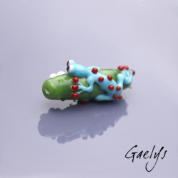 Pilou - Salamandre bleue turquoise sur perle vert pomme - fleurettes - Animaux de verre