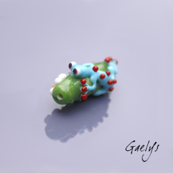 Pilou - Salamandre bleue turquoise sur perle vert pomme - fleurettes - Animaux de verre