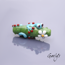 Pilou - Salamandre bleue turquoise sur perle vert pomme - fleurettes - Animaux de verre