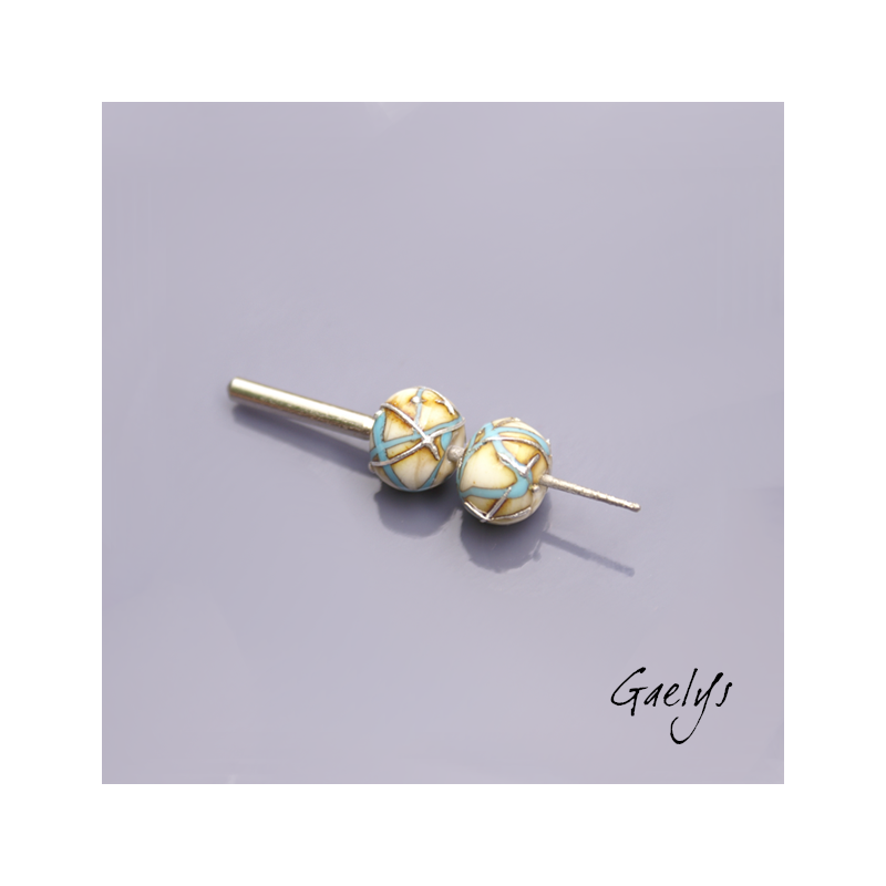 Les pelottes : Perles Lampwork fils d'argent enroulé - duo de perles - fond ivoir et turquoise