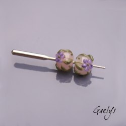 Perles Lampwork à fleurs - duo de perles rondelle  - fond rose translucide  /feuillage / fleurettes violettes