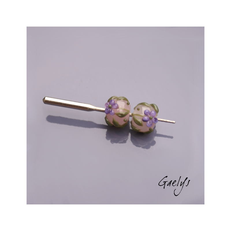 Perles Lampwork à fleurs - duo de perles rondelle  - fond rose translucide  /feuillage / fleurettes violettes