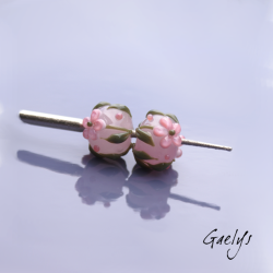 Perles Lampwork à fleurs - duo de perles rondelle  - fond rose translucide  /feuillage / fleurettes roses