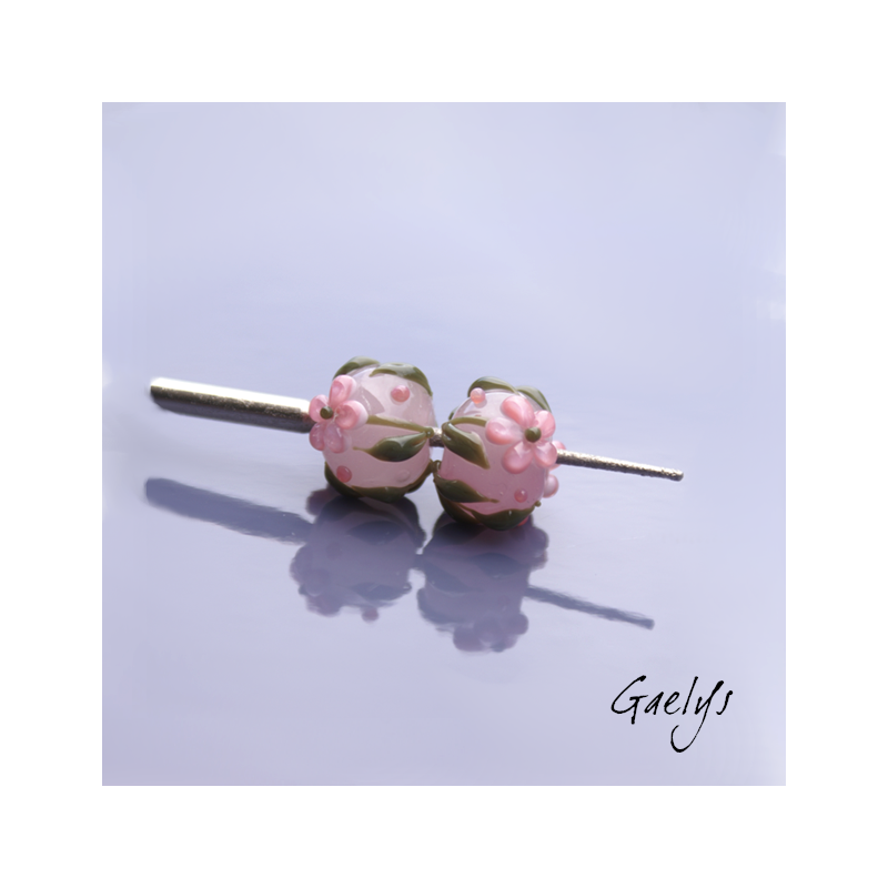 Perles Lampwork à fleurs - duo de perles rondelle  - fond rose translucide  /feuillage / fleurettes roses