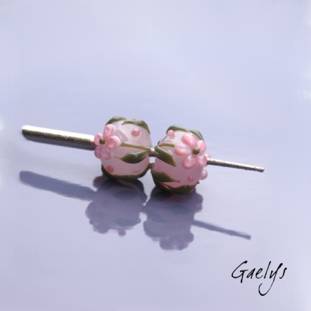 Perles Lampwork à fleurs - duo de perles rondelle  - fond rose translucide  /feuillage / fleurettes roses