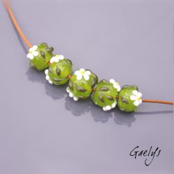 Perles Lampwork à fleurs - set de 5 perles rondelle - fond vert pomme translucide / paquerettes