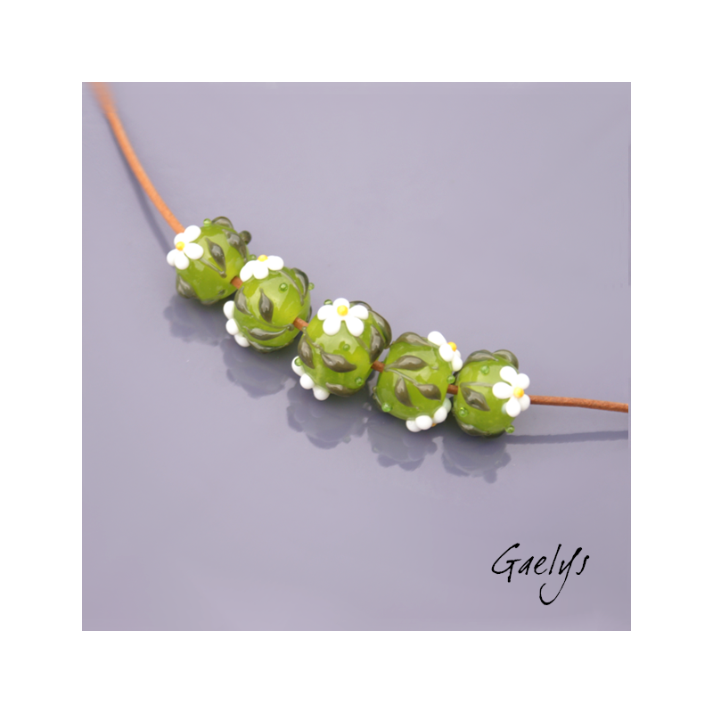 Perles Lampwork à fleurs - set de 5 perles rondelle - fond vert pomme translucide / paquerettes