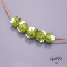 Perles Lampwork à fleurs - set de 5 perles rondelle - fond vert pomme translucide / paquerettes