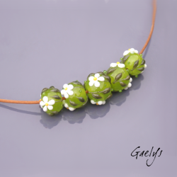 Perles Lampwork à fleurs - set de 5 perles rondelle - fond vert pomme translucide / paquerettes