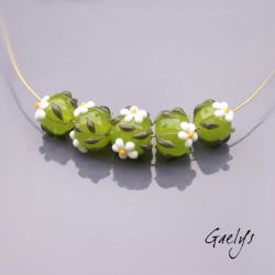 Perles Lampwork à fleurs - set de 5 perles rondelle - fond vert pomme translucide / paquerettes