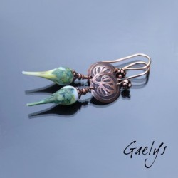 Lyrae - boucles oreilles headpin lampwork vert translucide et vert de gris - rosace en cuivre motif lierre