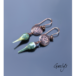 Lyrae - boucles oreilles headpin lampwork vert translucide et vert de gris - rosace en cuivre motif lierre