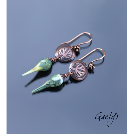 Lyrae - boucles oreilles headpin lampwork vert translucide et vert de gris - rosace en cuivre motif lierre