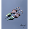 Lyrae - boucles oreilles headpin lampwork vert translucide et vert de gris - rosace en cuivre motif lierre