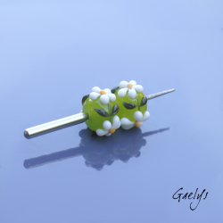 Perles Lampwork à fleurs - duo de perles rondelle  - fond vert translucide  /feuillage / Paquerette