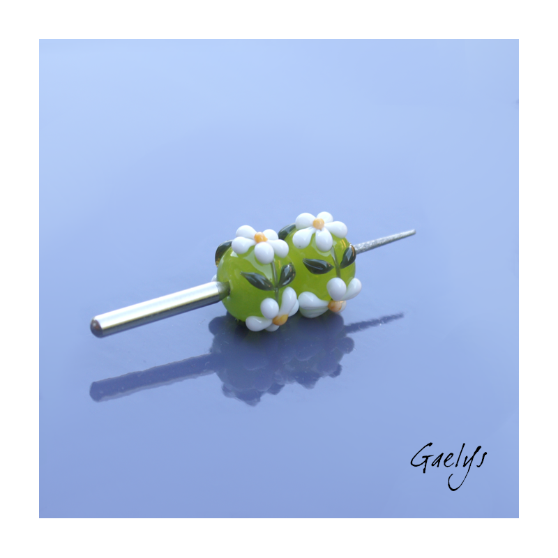 Perles Lampwork à fleurs - duo de perles rondelle  - fond vert translucide  /feuillage / Paquerette