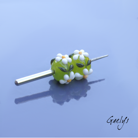 Perles Lampwork à fleurs - duo de perles rondelle  - fond vert translucide  /feuillage / Paquerette