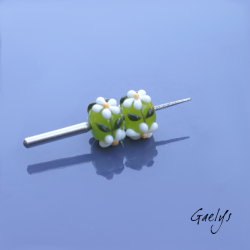 Perles Lampwork à fleurs - duo de perles rondelle  - fond vert translucide  /feuillage / Paquerette