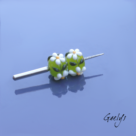 Perles Lampwork à fleurs - duo de perles rondelle  - fond vert translucide  /feuillage / Paquerette