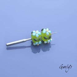 Perles Lampwork à fleurs - duo de perles rondelle  - fond vert translucide  /feuillage / Paquerette