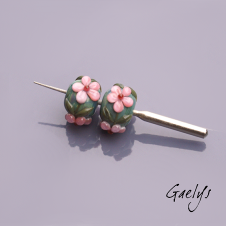 Perles Lampwork à fleurs - duo de perles rondelle  - fond vert bleu vert /feuillage / fleurettes roses