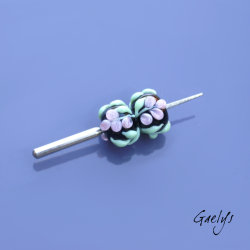 Perles Lampwork à fleurs - duo de perles rondes - fleurs  - fond noir / fleurs rose (style glycine), feuillage vert pâle