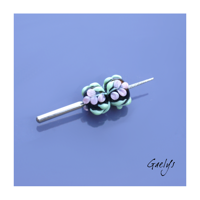 Perles Lampwork à fleurs - duo de perles rondes - fleurs  - fond noir / fleurs rose (style glycine), feuillage vert pâle