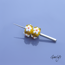 Perles Lampwork à fleurs - duo de perles rondelle  - fond jaune vif /feuillage / Paquerette