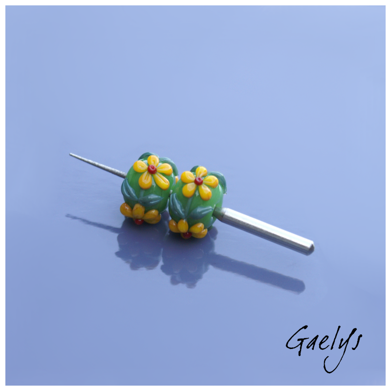 Perles Lampwork à fleurs - duo de perles rondelle  - vert pomme /feuillage / Paquerette jaune