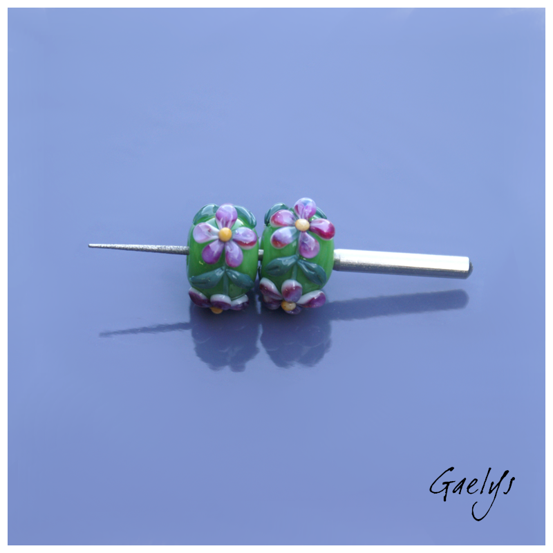 Perles Lampwork à fleurs - duo de perles rondelle  - vert pomme /feuillage / Paquerettes violettes