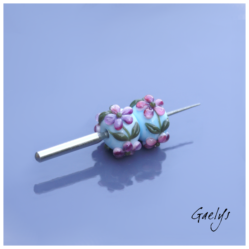 Perles Lampwork à fleurs - duo de perles rondelle  - bleu ciel  / feuillage / Paquerettes violettes