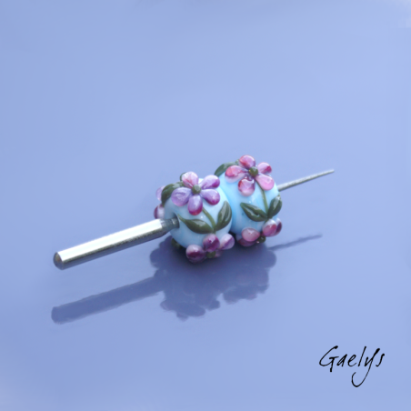 Perles Lampwork à fleurs - duo de perles rondelle  - bleu ciel  / feuillage / Paquerettes violettes