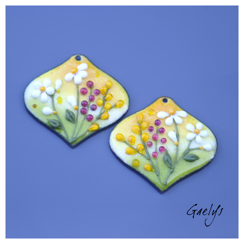 Paire de charm cuivre émaillé pour boucles d'oreille - fond jaune / vert / blanc / pourpre